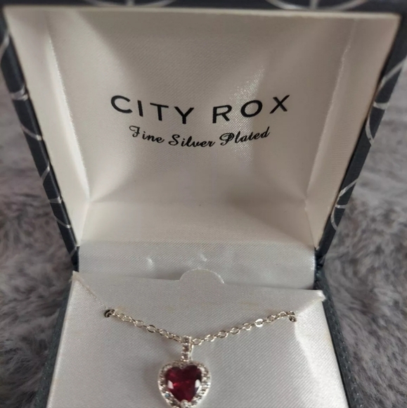 CITY ROX Cubic Zirconia Halo Heart Pendant Necklace new in box - Picture 5 of 9